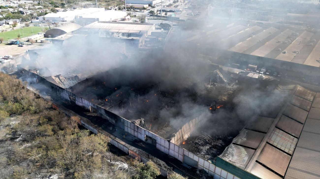 Sofocan el 80% del incendio en empresa nicolaita