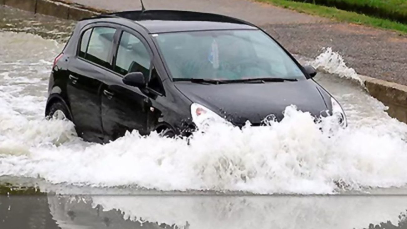 corrientes_afectan_vialidad_a_automovilistas_y_peatones_de_nl_15eccab9b6