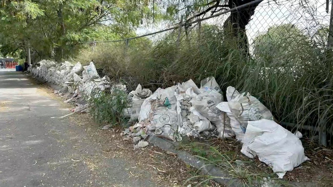 Tiran en vía pública decenas de costales con escombro