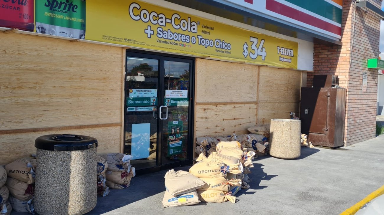 Cubren negocios ante la posibilidad de inundaciones