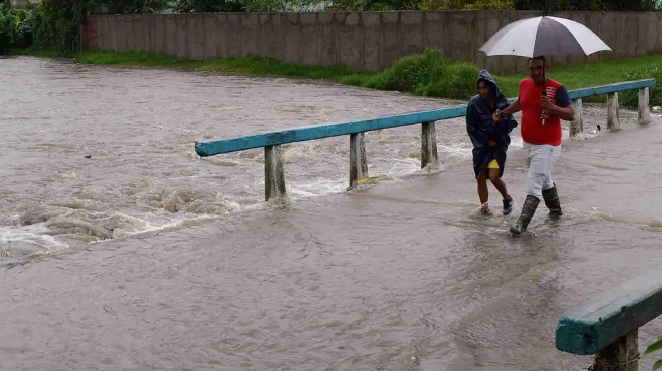 Rescatan a 16 mil tras severas inundaciones por Melissa en Cuba