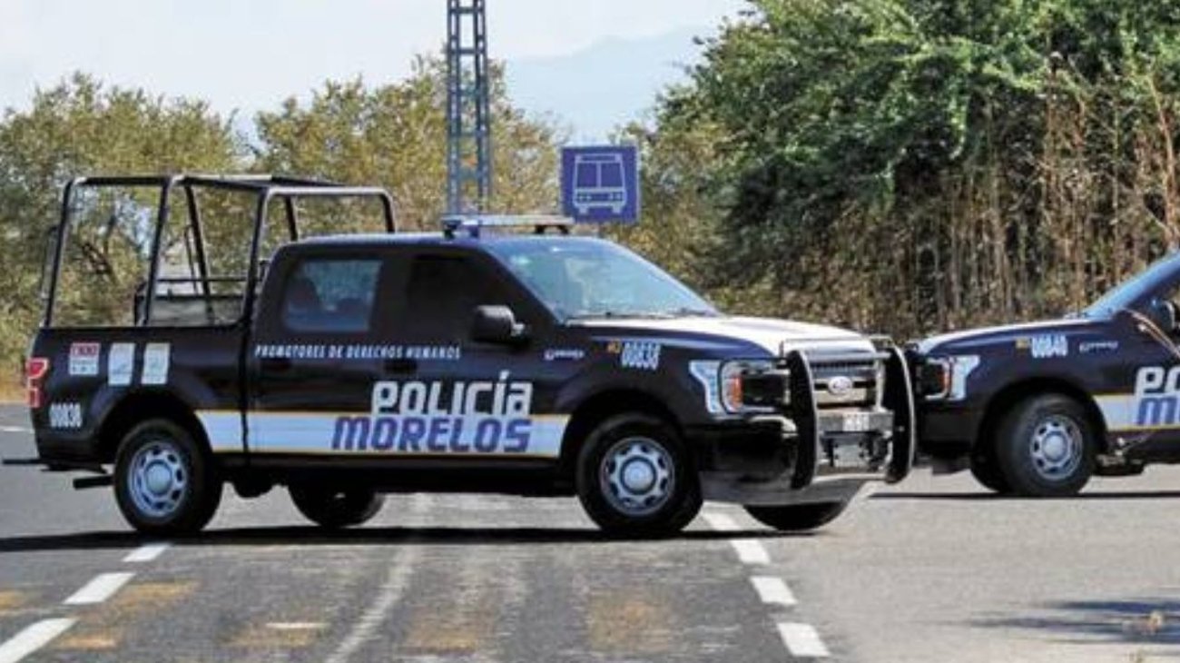 Hallan cadáver colgado en reja de primaria en Morelos