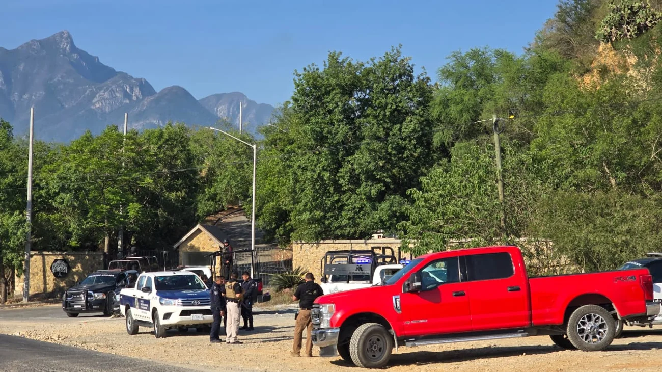 Hallan cuerpo encobijado frente a zona campestre en Montemorelos