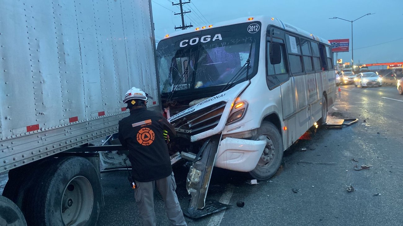 Impacta camión de personal a tráiler y deja lesionados 