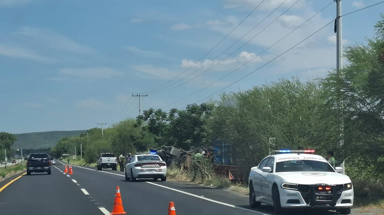 Vuelca tráiler en carretera nacional en Montemorelos