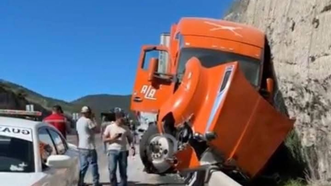 Colisión entre camiones provoca afectaciones en la carretera 57