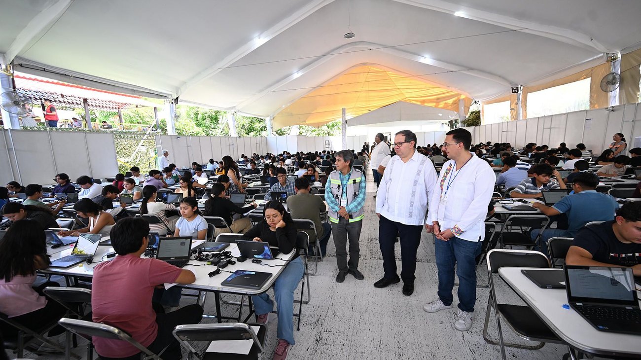 Rector de la UNAM supervisa examen presencial de admisión