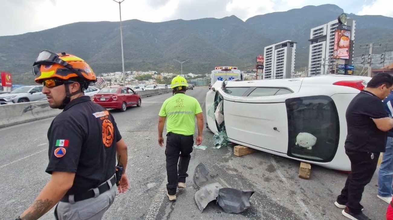 Moviliza volcadura a cuerpos de auxilio en Monterrey