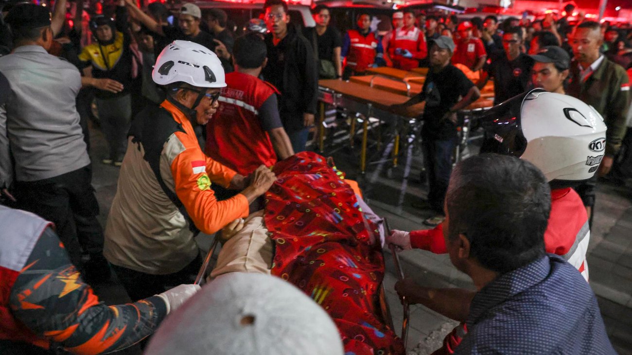 Reportan 14 muertos tras choque de trenes en Indonesia