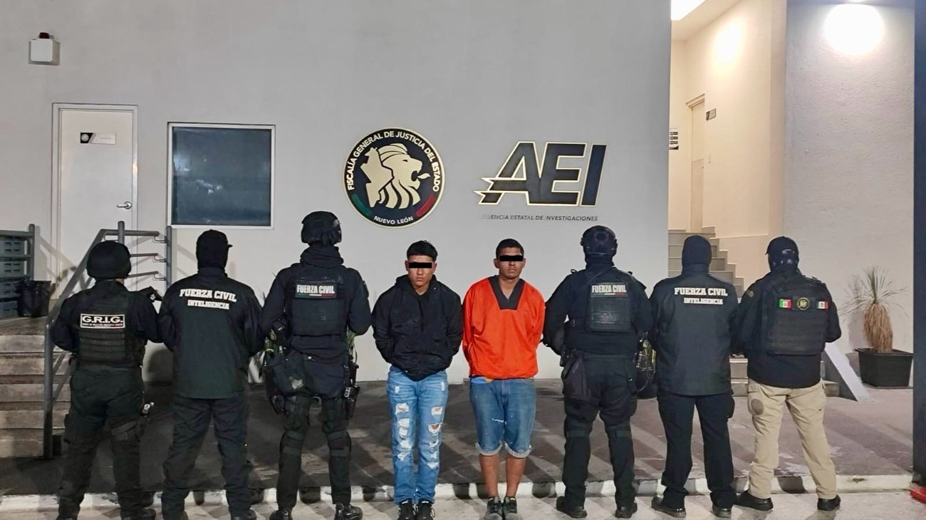 Detienen a dos hombres con más de 100 dosis de drogas en García