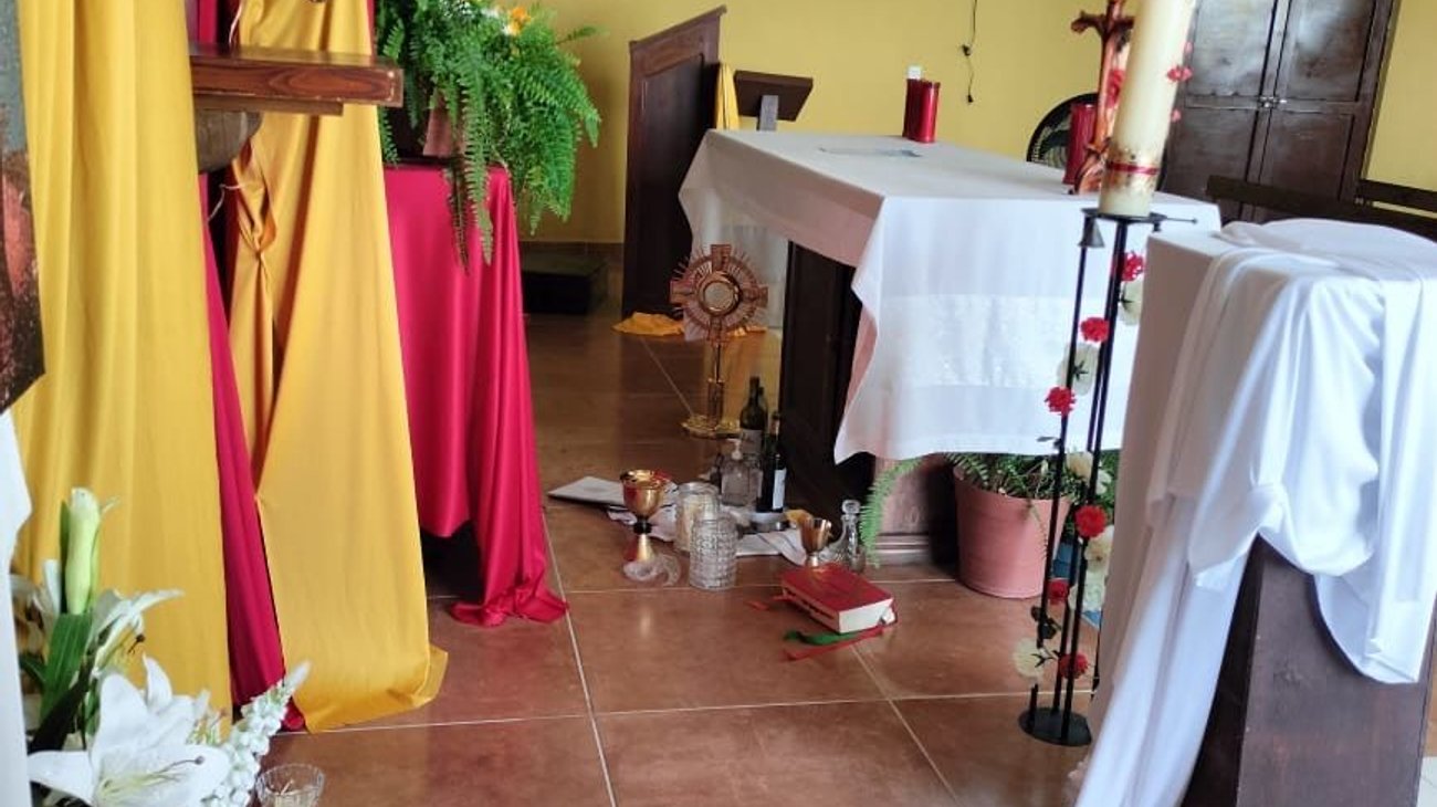 Roban Santísimo y artículos religiosos en capilla de Saltillo