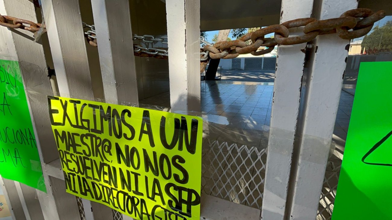 Padres toman primaria por falta de maestro en segundo grado