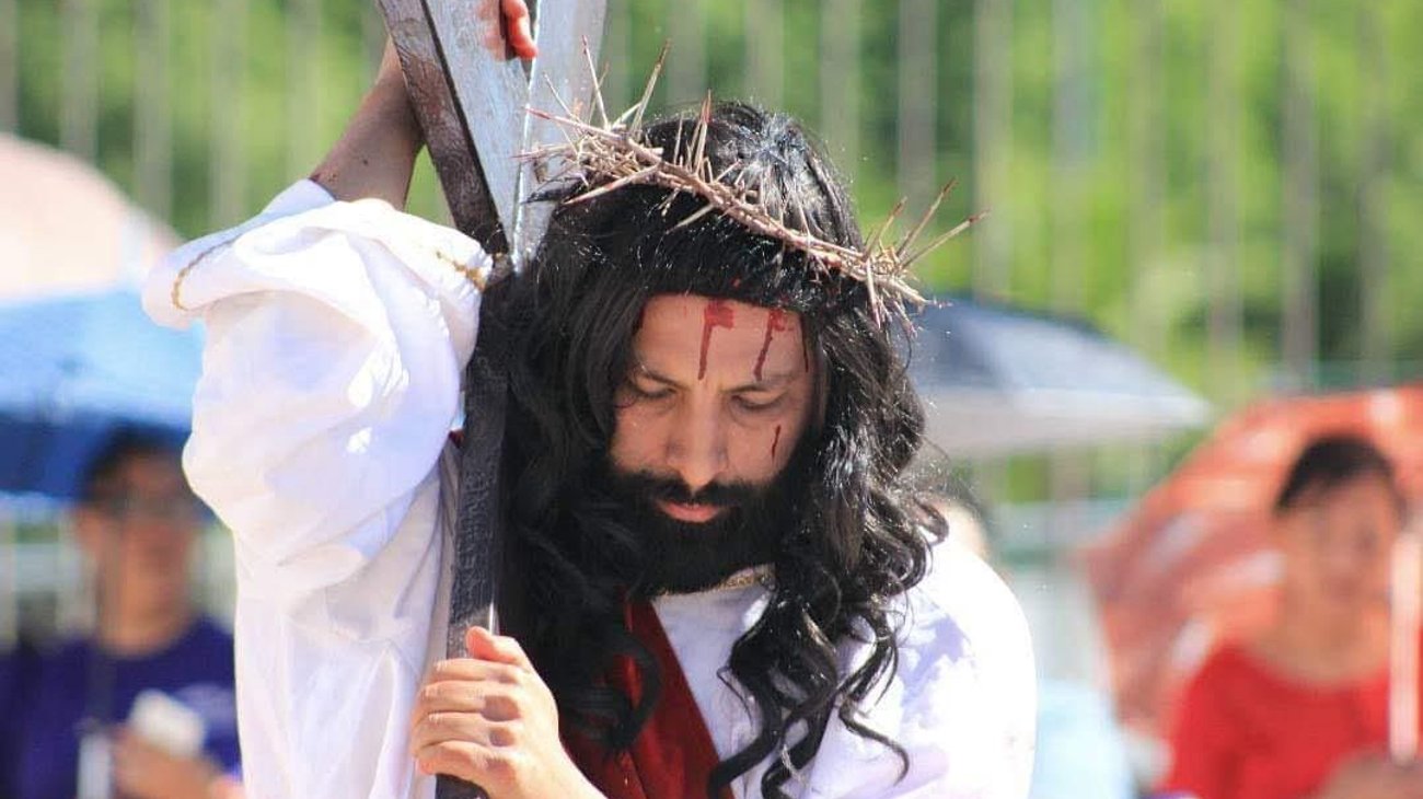 Sergio cumple 30 años como Cristo en viacrucis de Saltillo