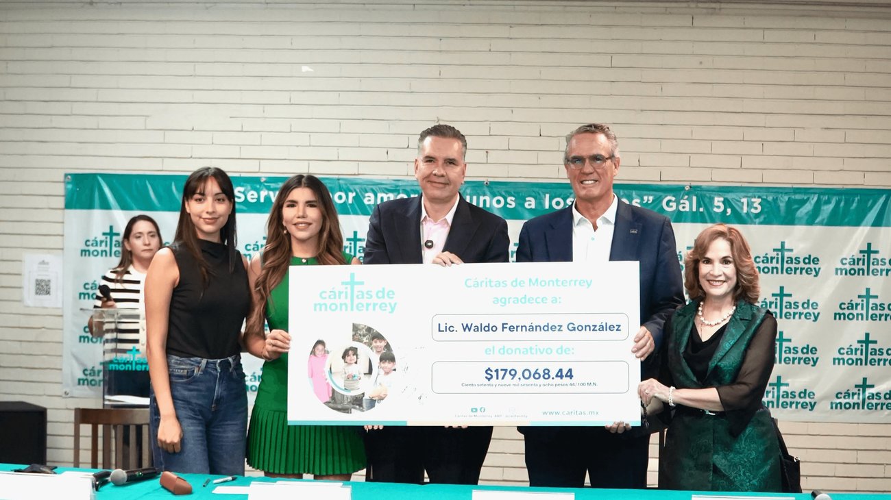 Waldo Fernández dona a Cáritas quinto pago de Karina Barrón