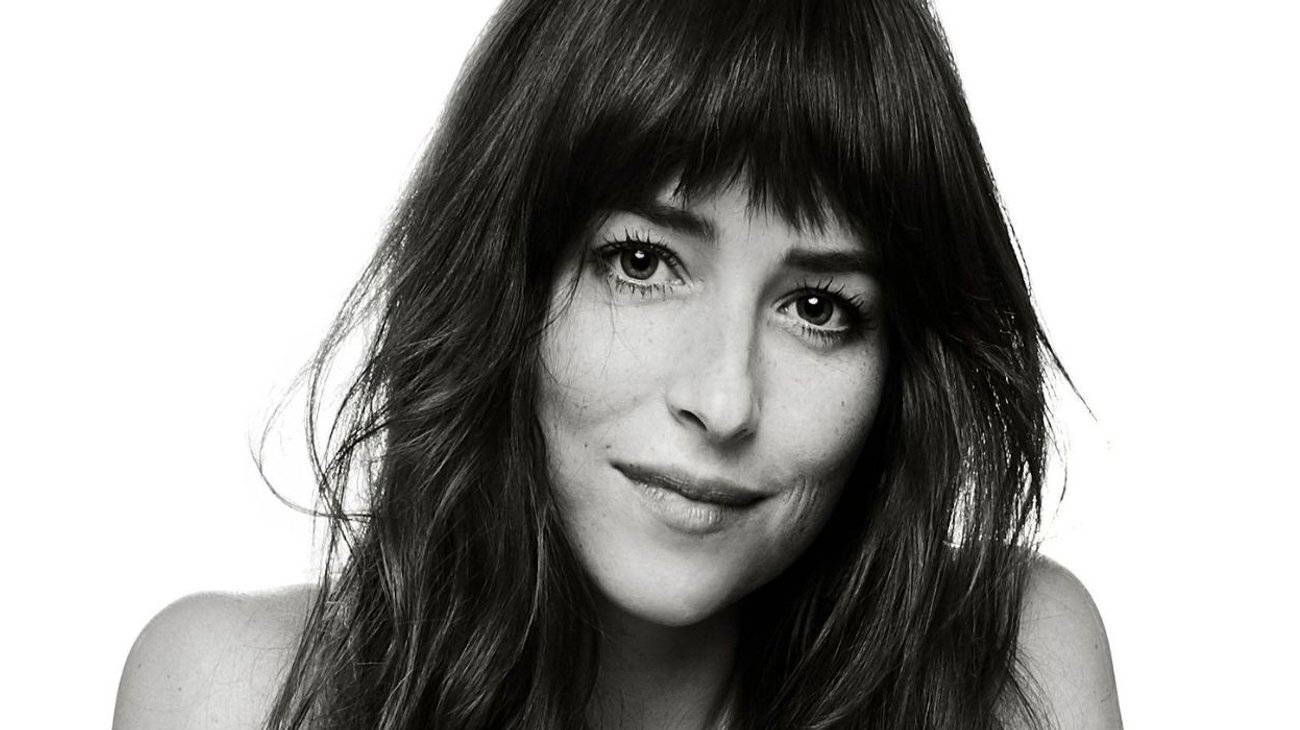 Llaman arrogante a Dakota Jonhson por saludar con la mano