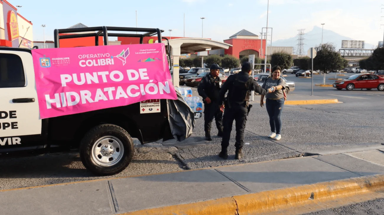 Dan agua entre usuarios del transporte público en Guadalupe