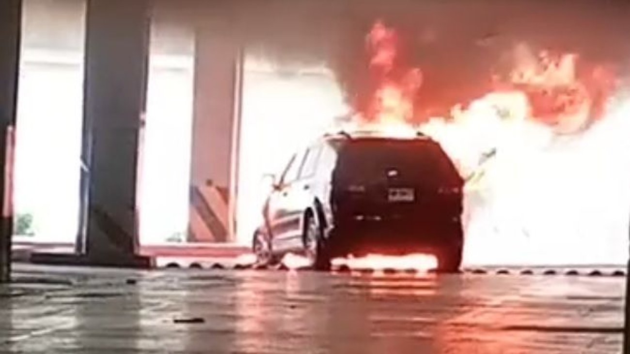 Camioneta se incendia en estacionamiento de supermercado en Santa