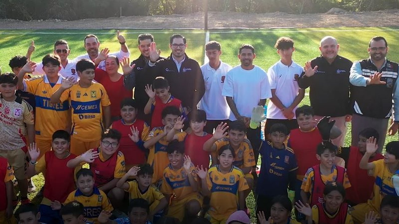 Inauguran David de la Peña y Javier Aquino cancha de fútbol 7