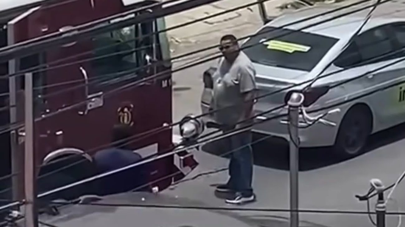 Chofer de plataforma enfrenta a bomberos en Saltillo