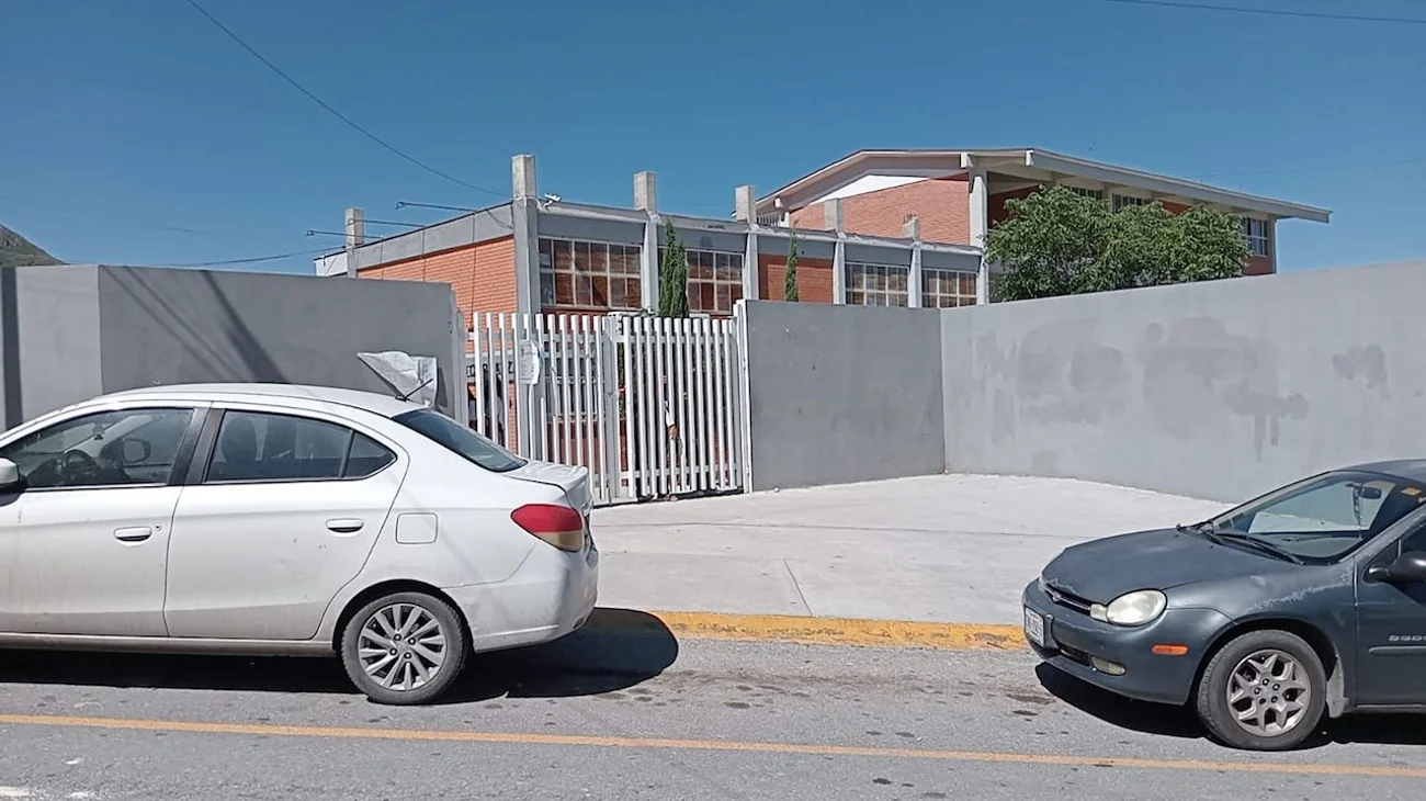 Padres cierran secundaria por casos de acoso; acusan al director