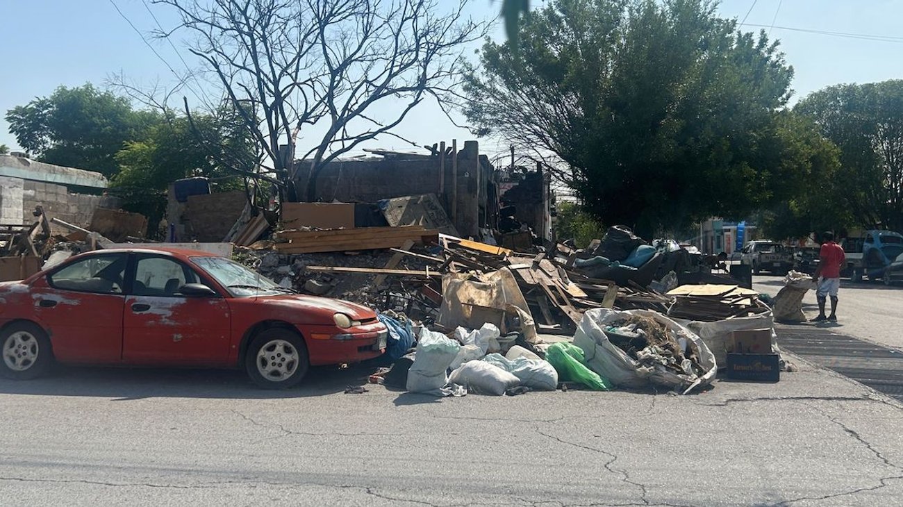 Viven entre escombro y cartones por basurero clandestino 
