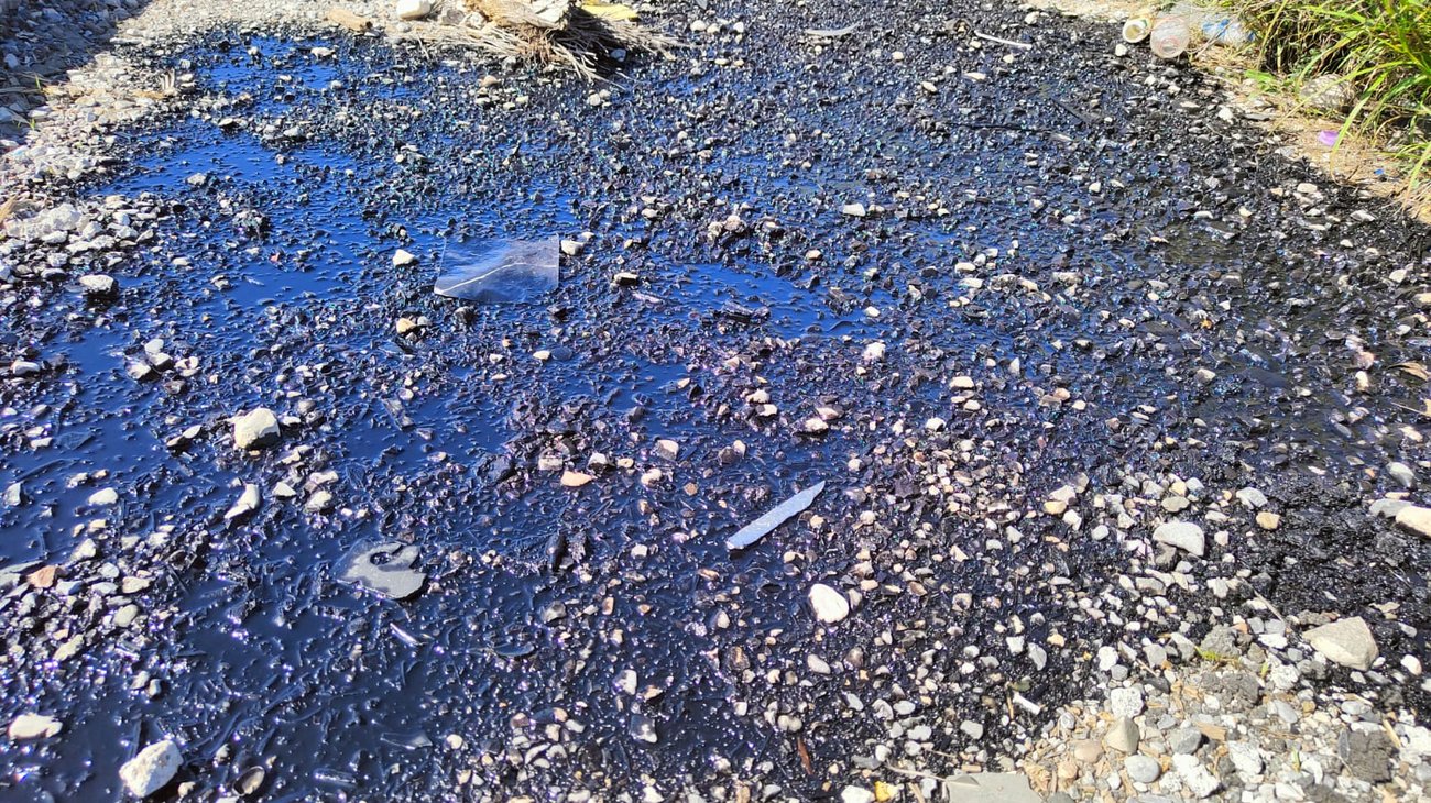 Reportan vecinos tiradero de aceite quemado en Ramos Arizpe