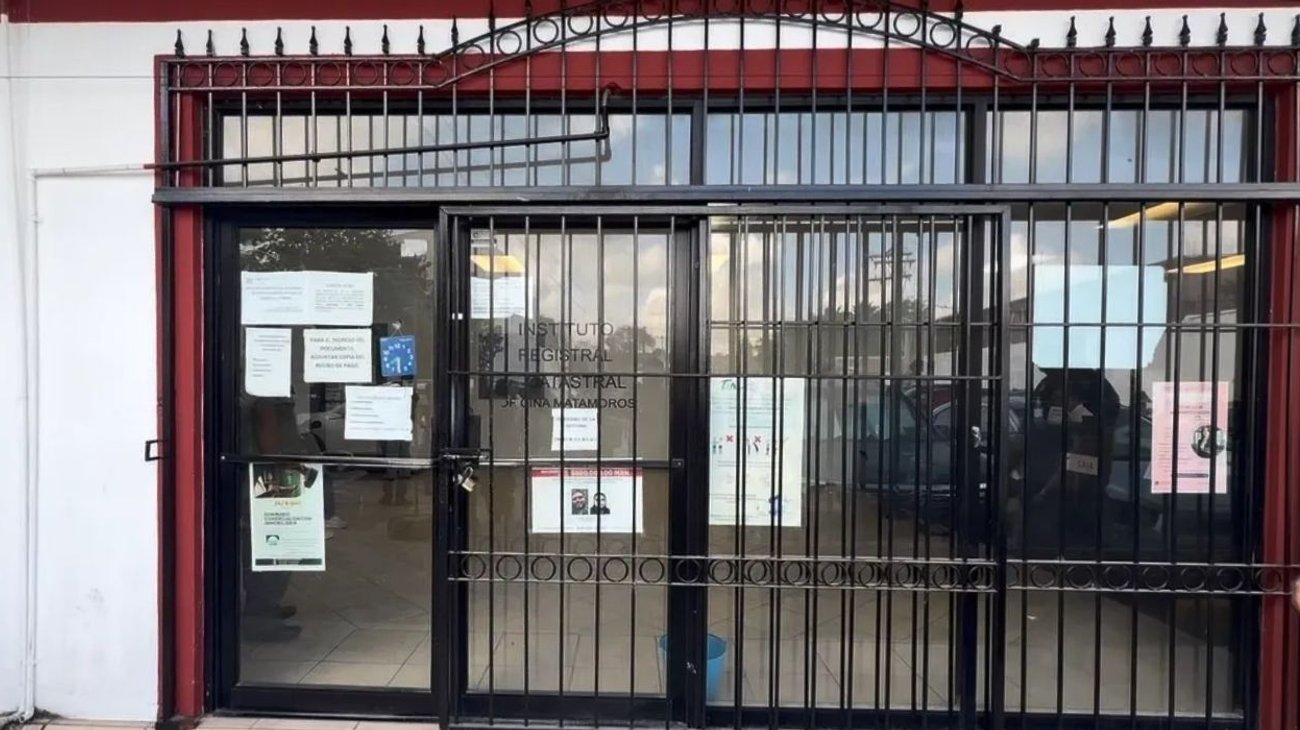 Protestan por retrasos y cobros irregulares en Registro Público