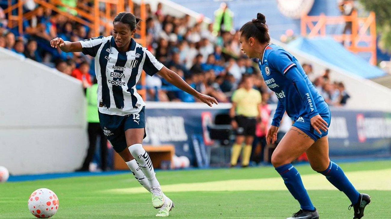 Cruz Azul golea a Rayadas; Valdez y Chavarin brillan en victoria