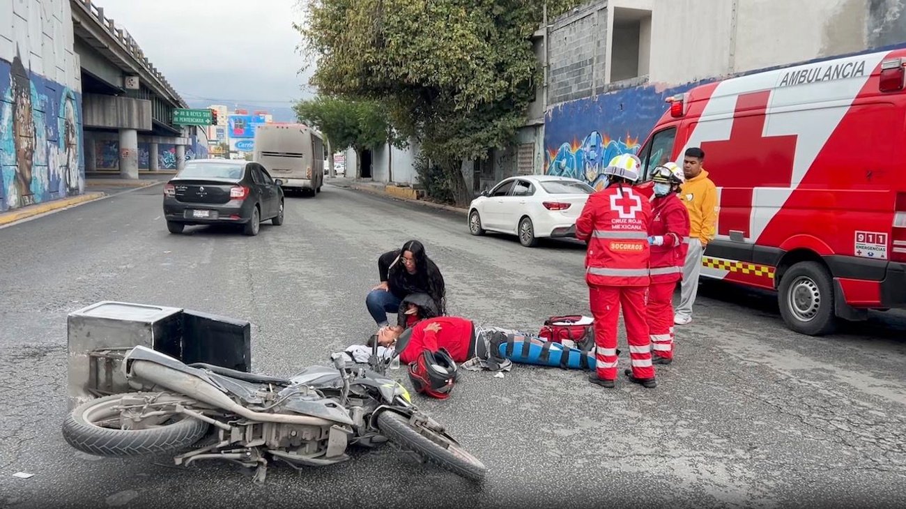 Derrapa auto y arrolla a motociclista en avenida Fidel Velázquez