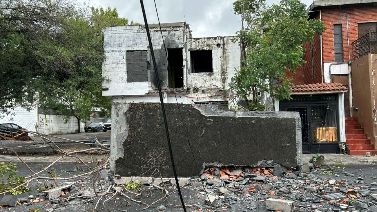 Se derrumba cuarto de vivienda en el centro de Monterrey