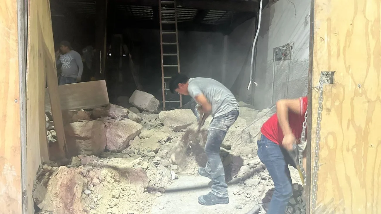 Derrumbe en construcción deja dos heridos en Monterrey