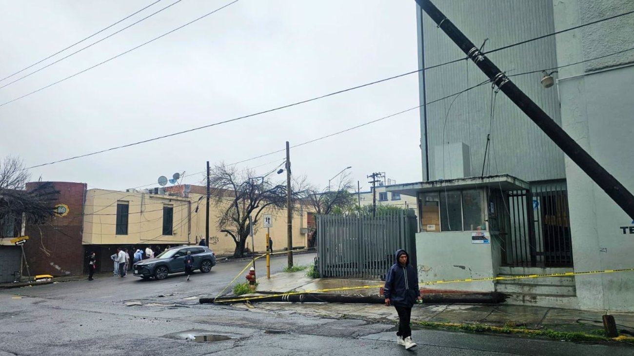 Derrumbe de poste deja sin luz a vecinos de la colonia Fierro