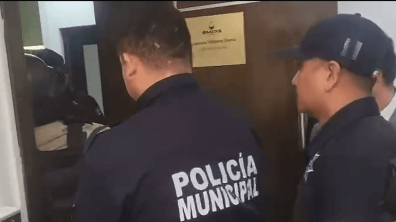 Desalojan con fuerza pública a Lorenzo Menera Sierra del SIMAS