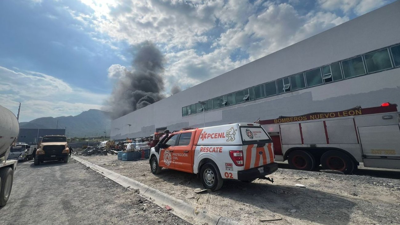 desalojan_a_trabajadores_por_incendio_en_fabrica_hay_4_afectados_21f8bcc8bc