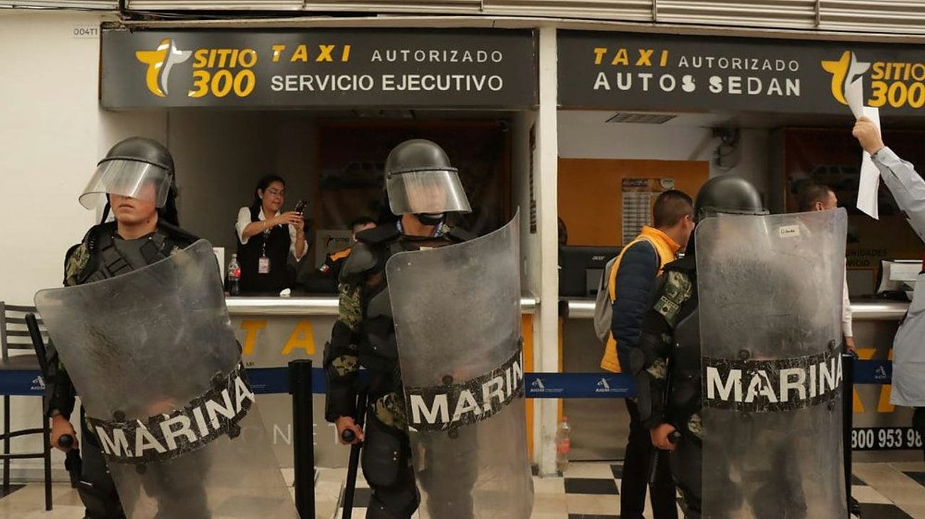 Caos en AICM por desalojo de cajas de taxis de Sitio 300