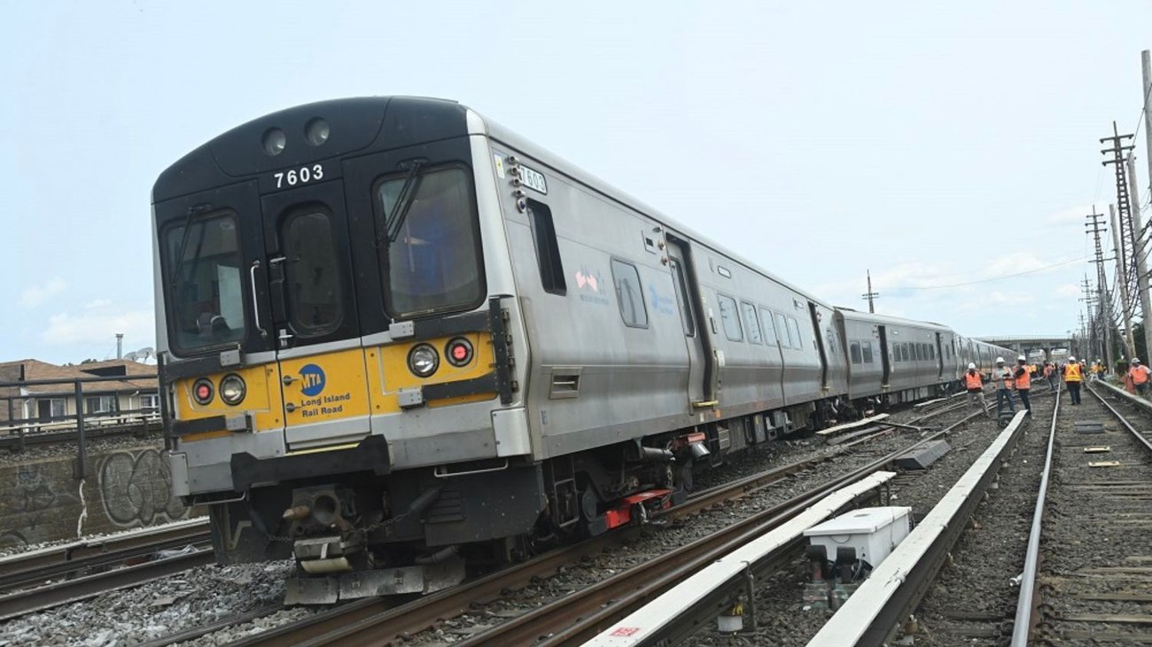 Ocho vagones de un tren suburbano descarrilan en Nueva York