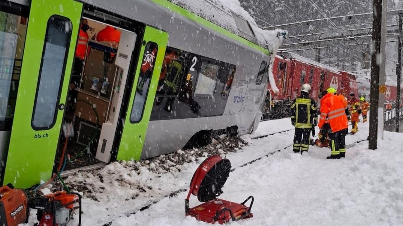 Descarrila un tren en Suiza con varios heridos por una avalancha