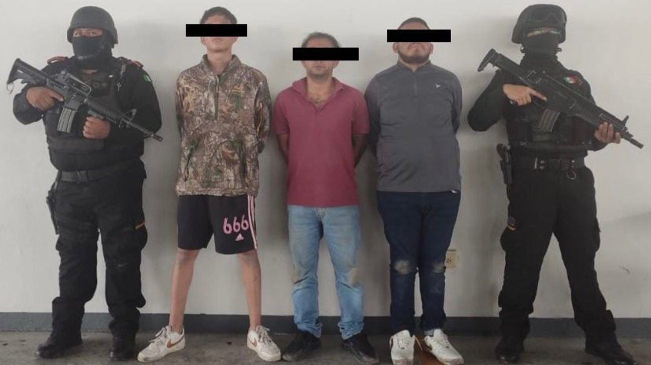 Se les descompone camioneta y les encuentran armas y droga