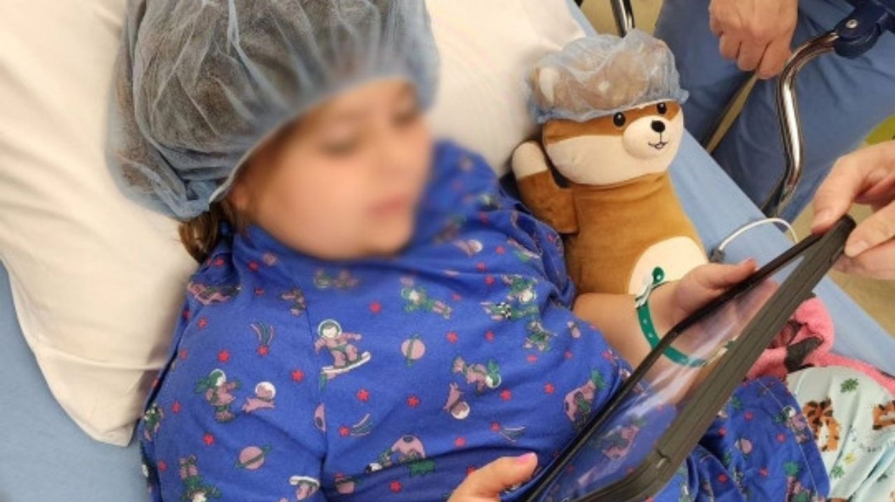 Desconectan la mitad del cerebro de una niña de 6 años