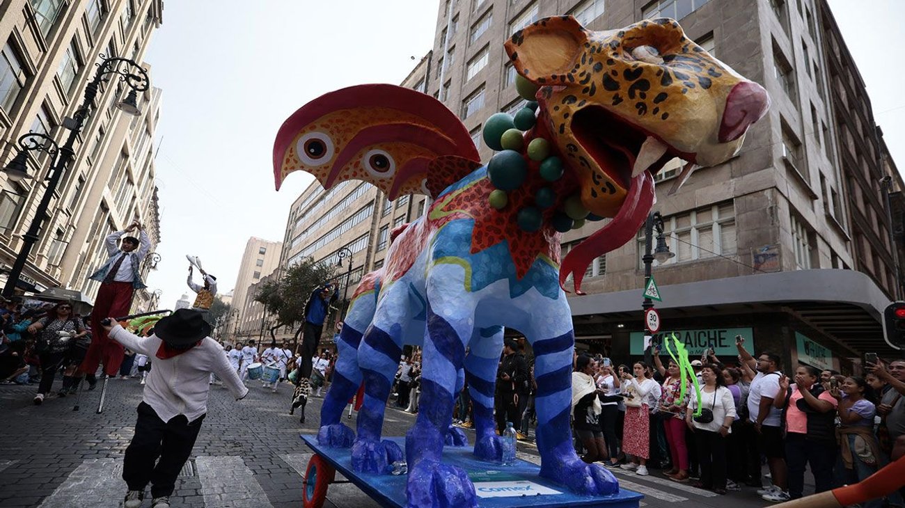 Desfilan 200 alebrijes por el próximo Día de Muertos