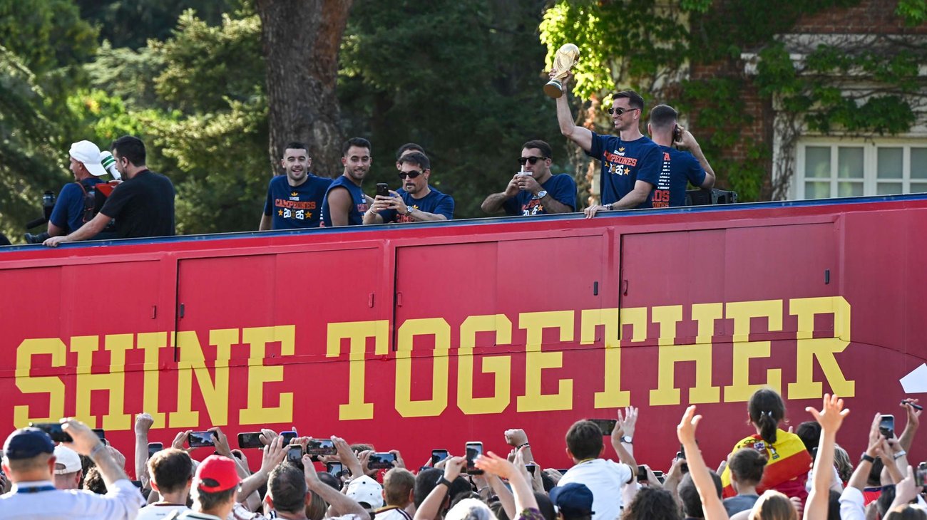 Desfila la selección española por las calles de Madrid