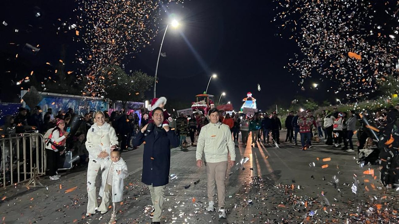 Celebra Santa Catarina desfile navideño en Valle Poniente