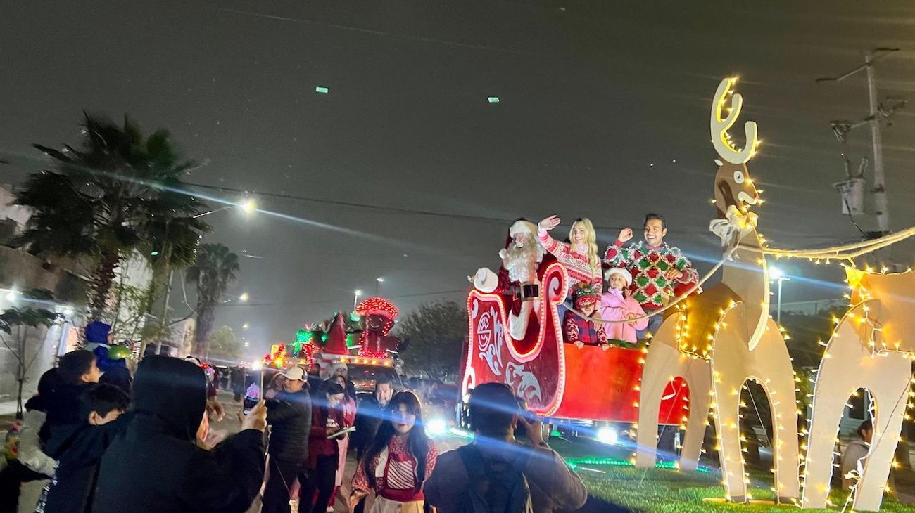 Disfrutan familias primer desfile navideño en Santa Catarina