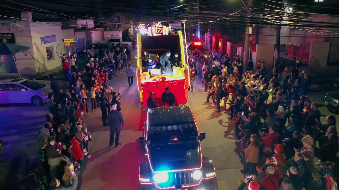 Celebra Santiago su tradicional desfile navideño