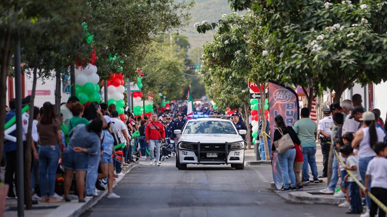 Participan más de 3000 sampetrinos en el desfile de la Revolución