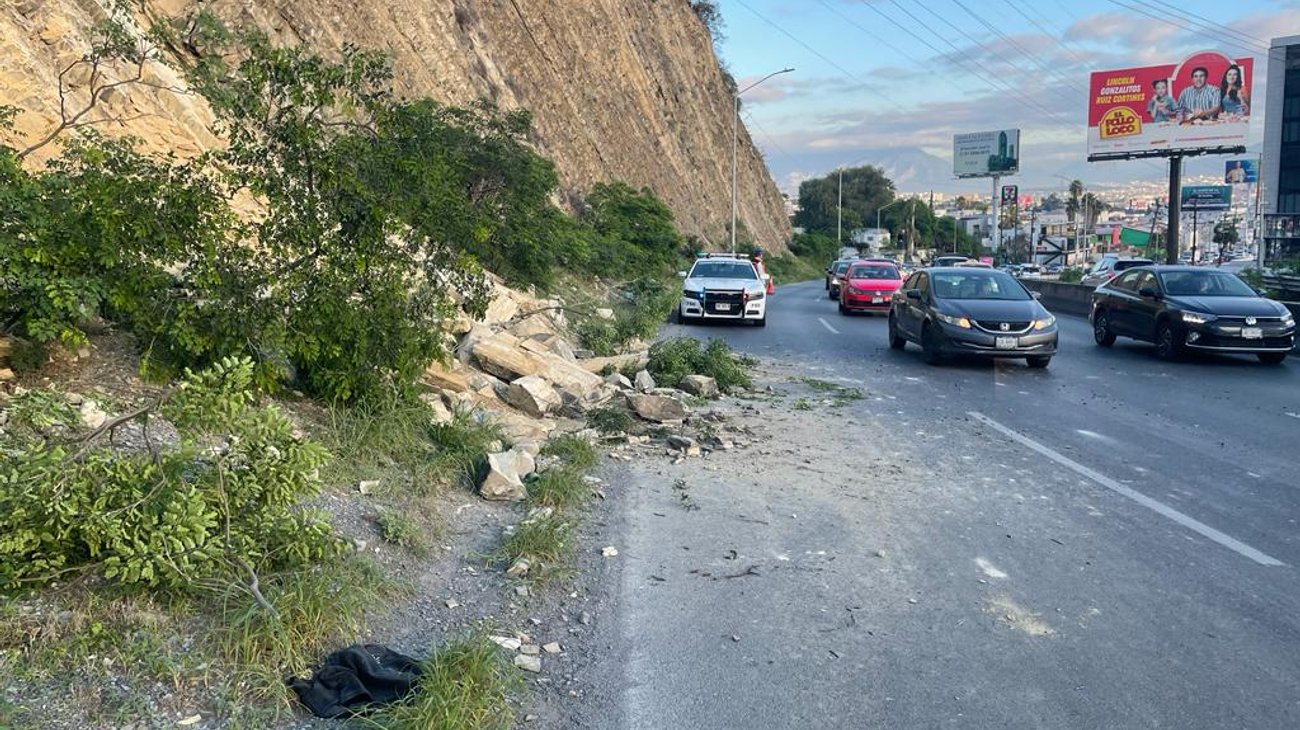 Deslave pone en riesgo a automovilistas en zona Cumbres