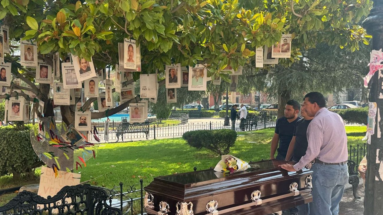 Despiden a madre buscadora en el 'Árbol de la Esperanza'