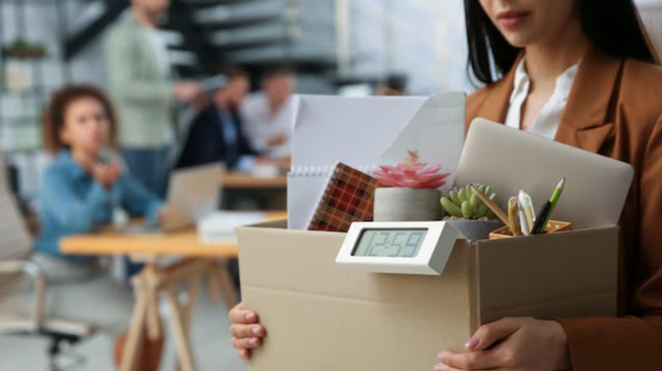 Despide empresa a mujer por llegar temprano y ¡sin indemnización!