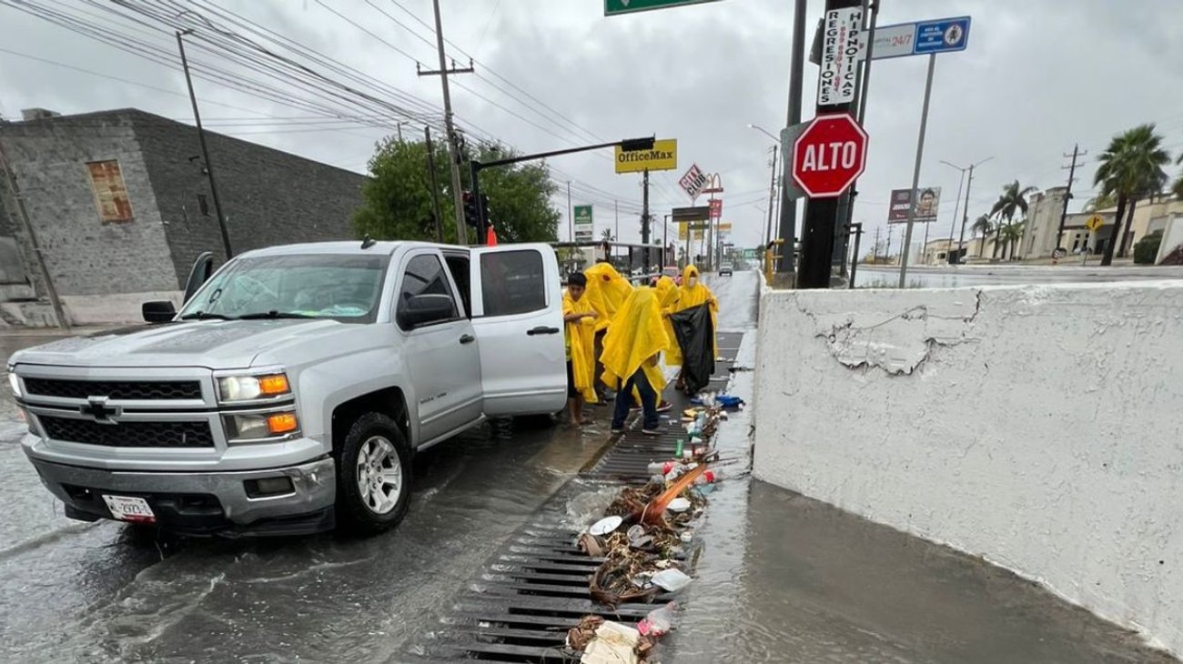 Efectúan labores de desagüe en colonias de Reynosa tras lluvias