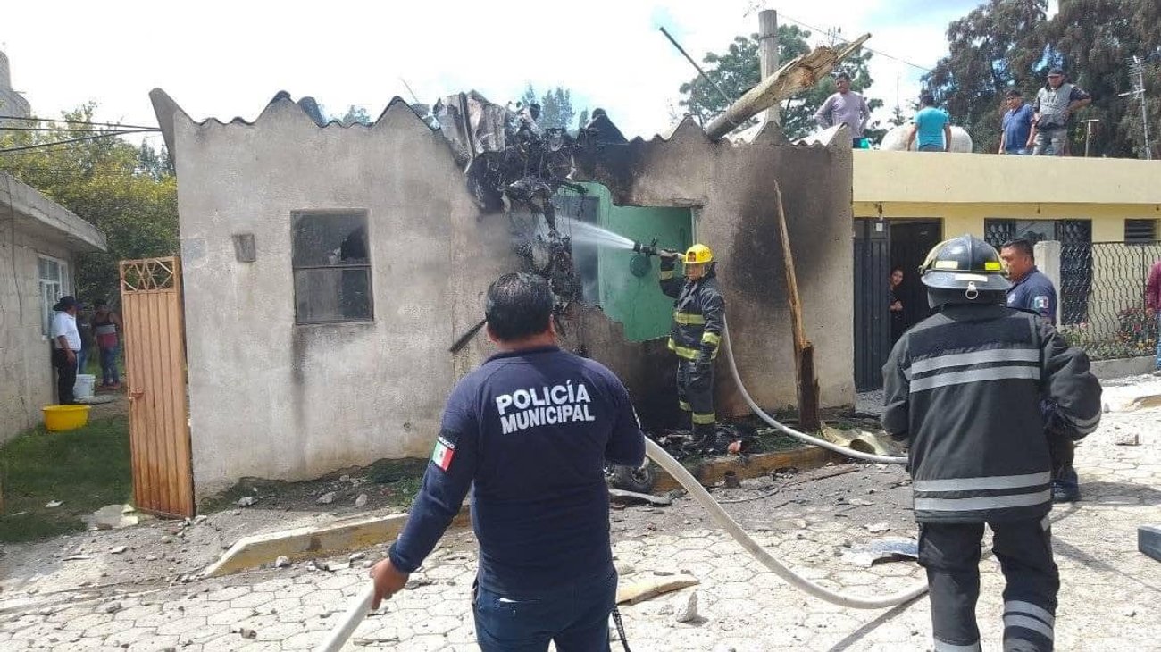 Mueren 3 en desplome de avioneta sobre vivienda en Puebla